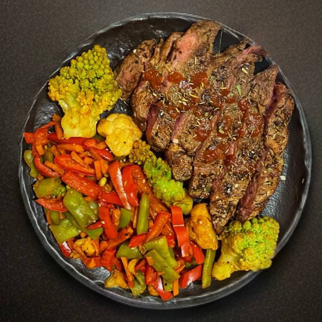 Стейк из говядины с овощами и соусом «BBQ»