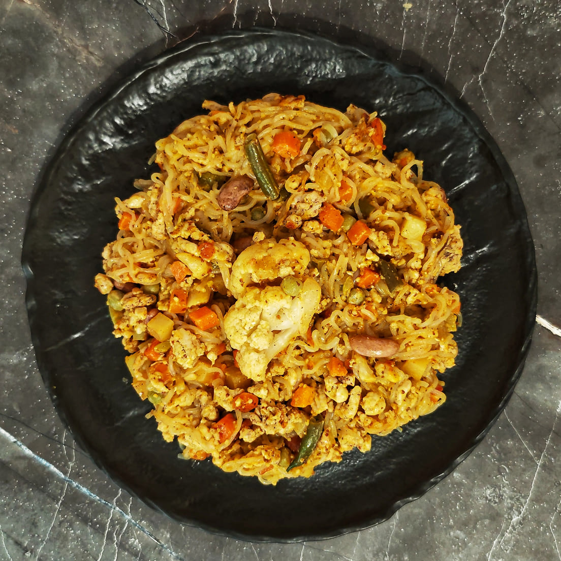 Wok из спагетти ширатаки с овощами и фаршем из индейки